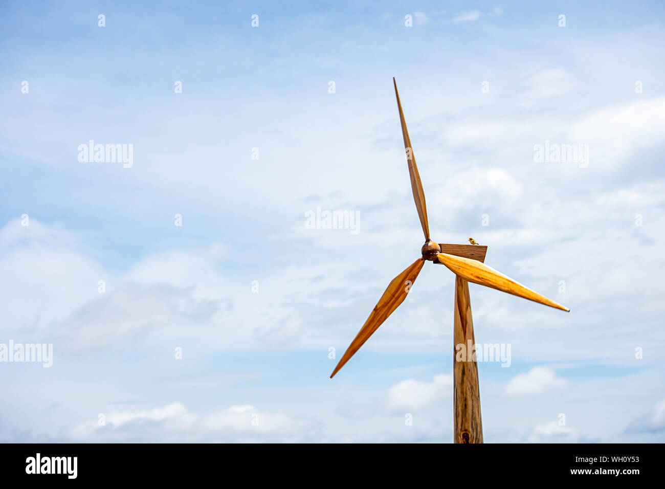 Les moulins à vent sont faits de bois fond de ciel avec de beaux nuages. Banque D'Images
