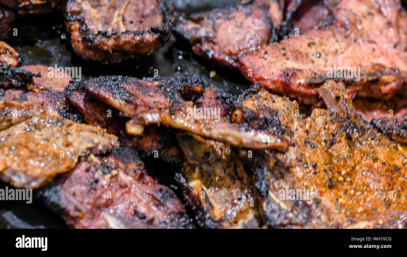 Bien fait faux-filet de boeuf gras en plaque blanche. La bavette à l'adjudication La cuisine c'est bien fait et est brillant de la jus séchant sur la plaque blanche. Banque D'Images