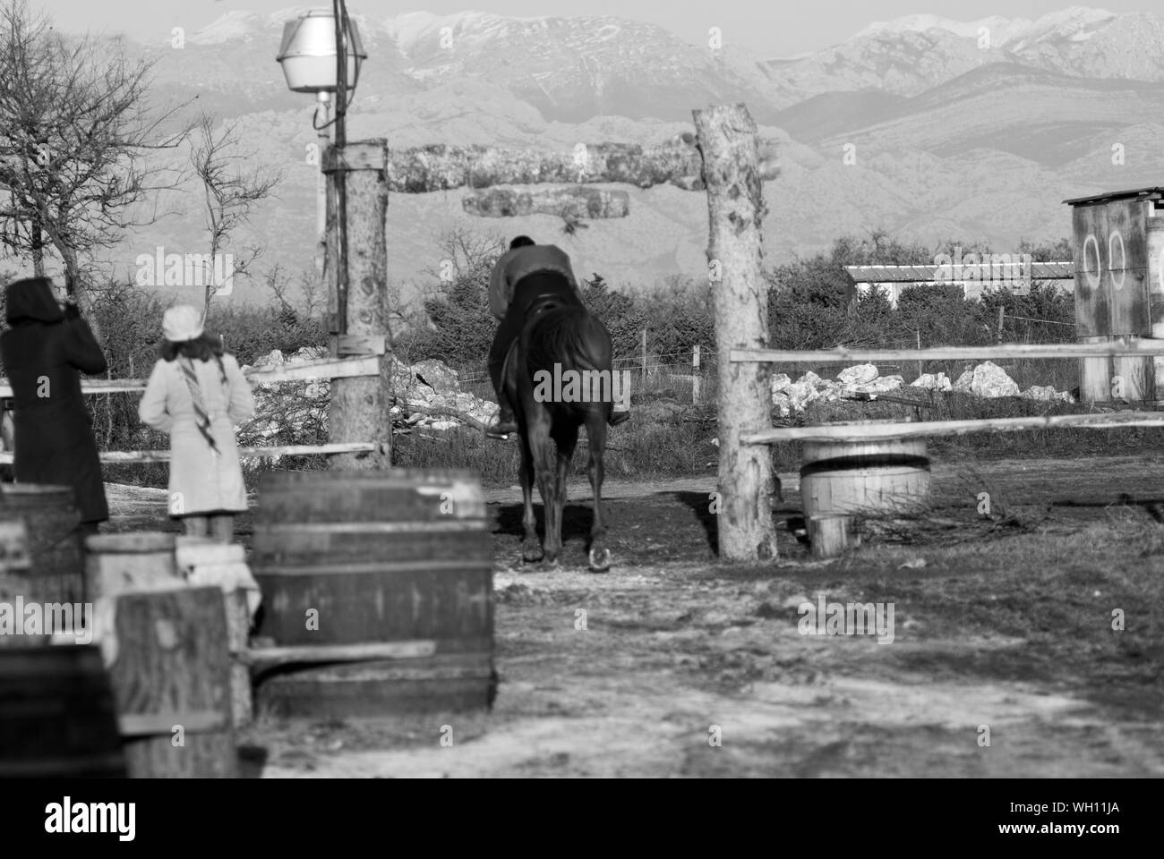 Une femme à cheval s'échappe de l'ranch. Environs de Zadar. Croatie 2010 Banque D'Images