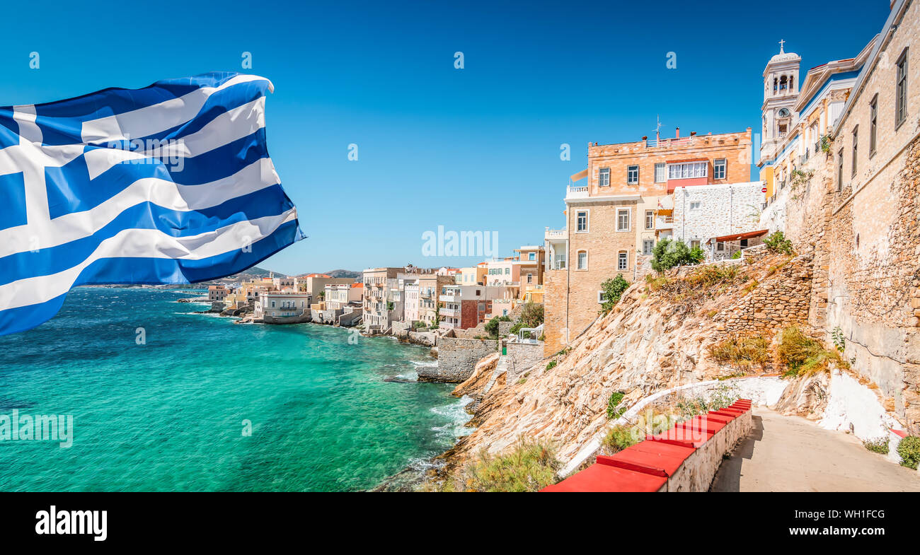 Drapeau national grec sur l'île de Syros, Grèce. Date de l'indépendance et la fête du Travail concept. Banque D'Images