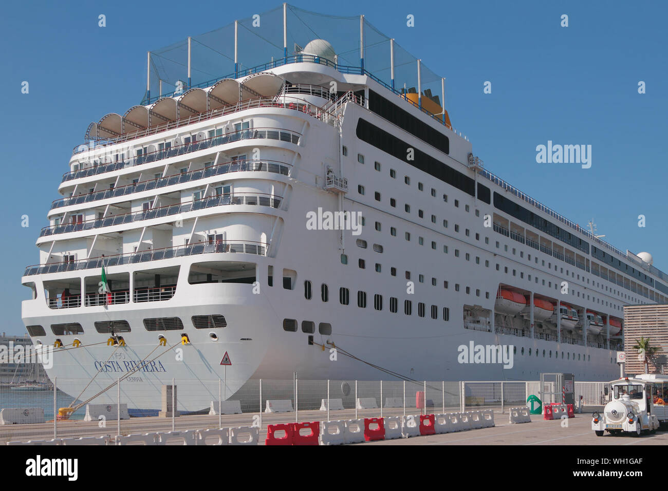 Toulon, France - Jul 01, 2019 : le bateau de croisière au port d'amarrage Banque D'Images