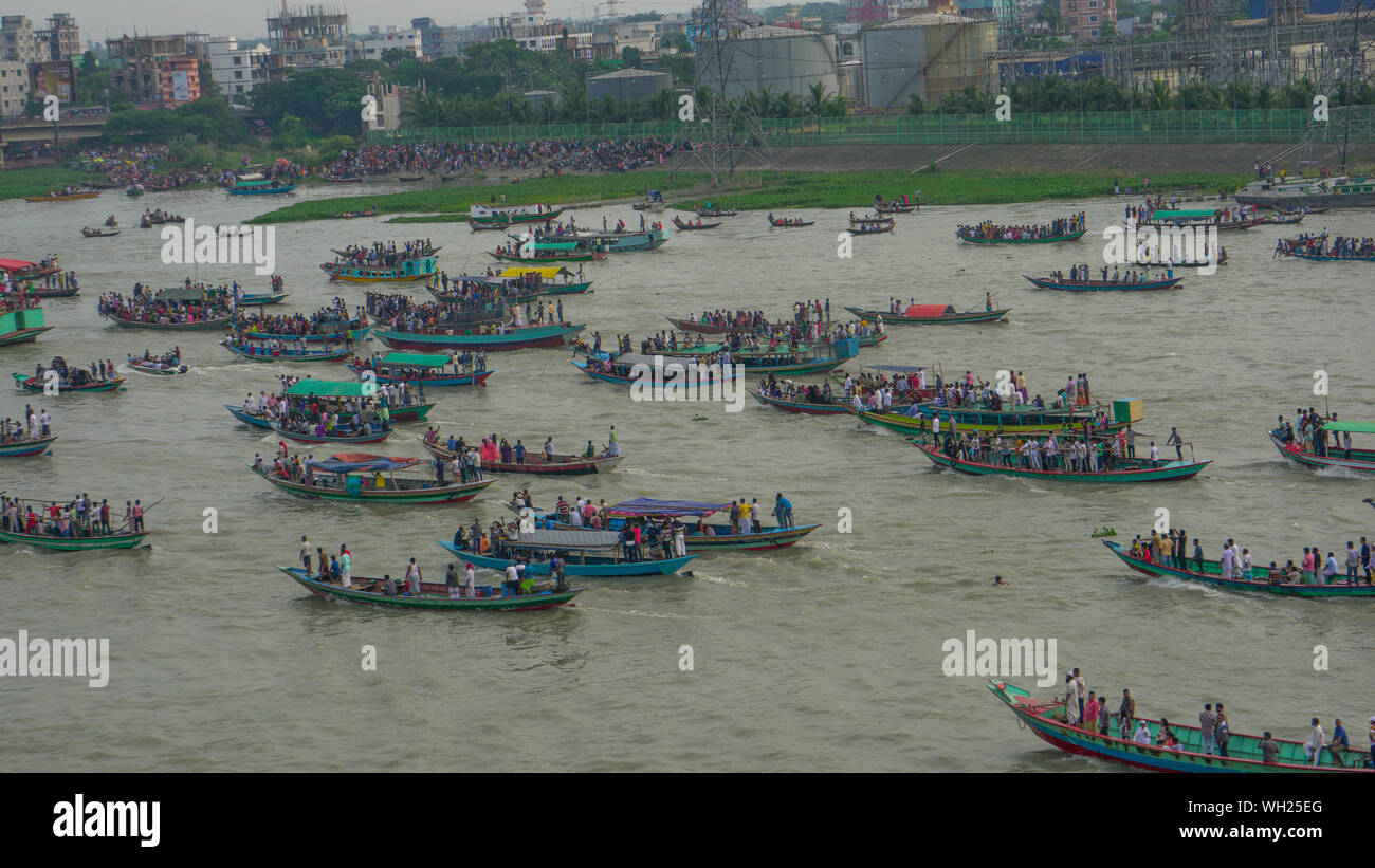 Festival de bateau sur la rivière Buriganga Dhaka. La couleur est la ligne de bateaux colorés et les environs des bruits. Banque D'Images
