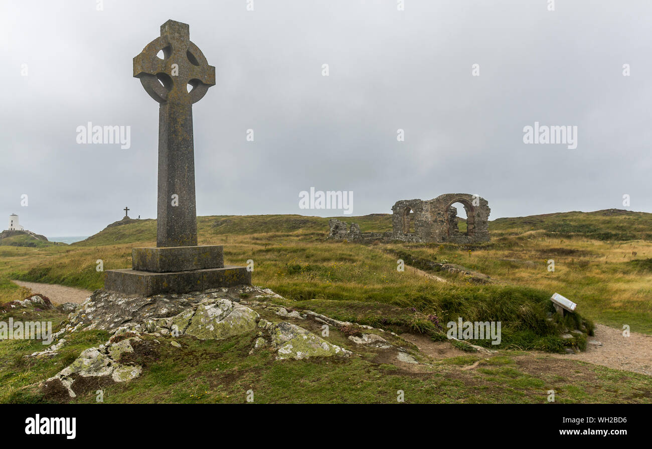 Les ruines de l'église et sur l'île Llanddwyn, Anglesey, au nord du Pays de Galles, Royaume-Uni. Prise le 22 août 2019. Banque D'Images