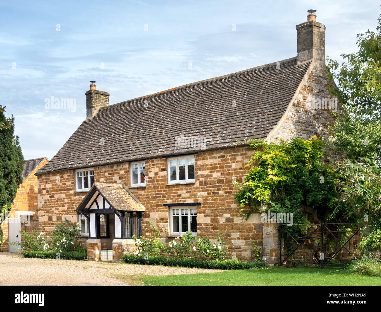 Toneleigh «'. Un vieux, joli cottage l'ironstone, avec la jonction de porche à pignons et Collyweston ardoise toiture, Lyddington, Rutland, England, UK Banque D'Images