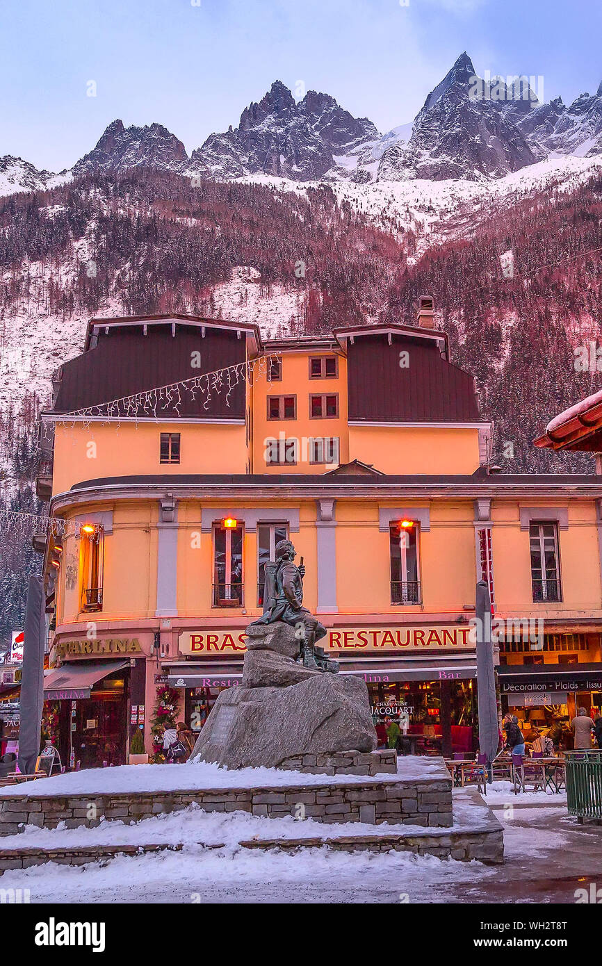 Chamonix, France - le 25 janvier 2015 : célèbre alpiniste et chercheur scientifique Dr Gabriel Paccard statue, les gens, la rue et le coucher du soleil sur les montagnes en célèbre fr Banque D'Images