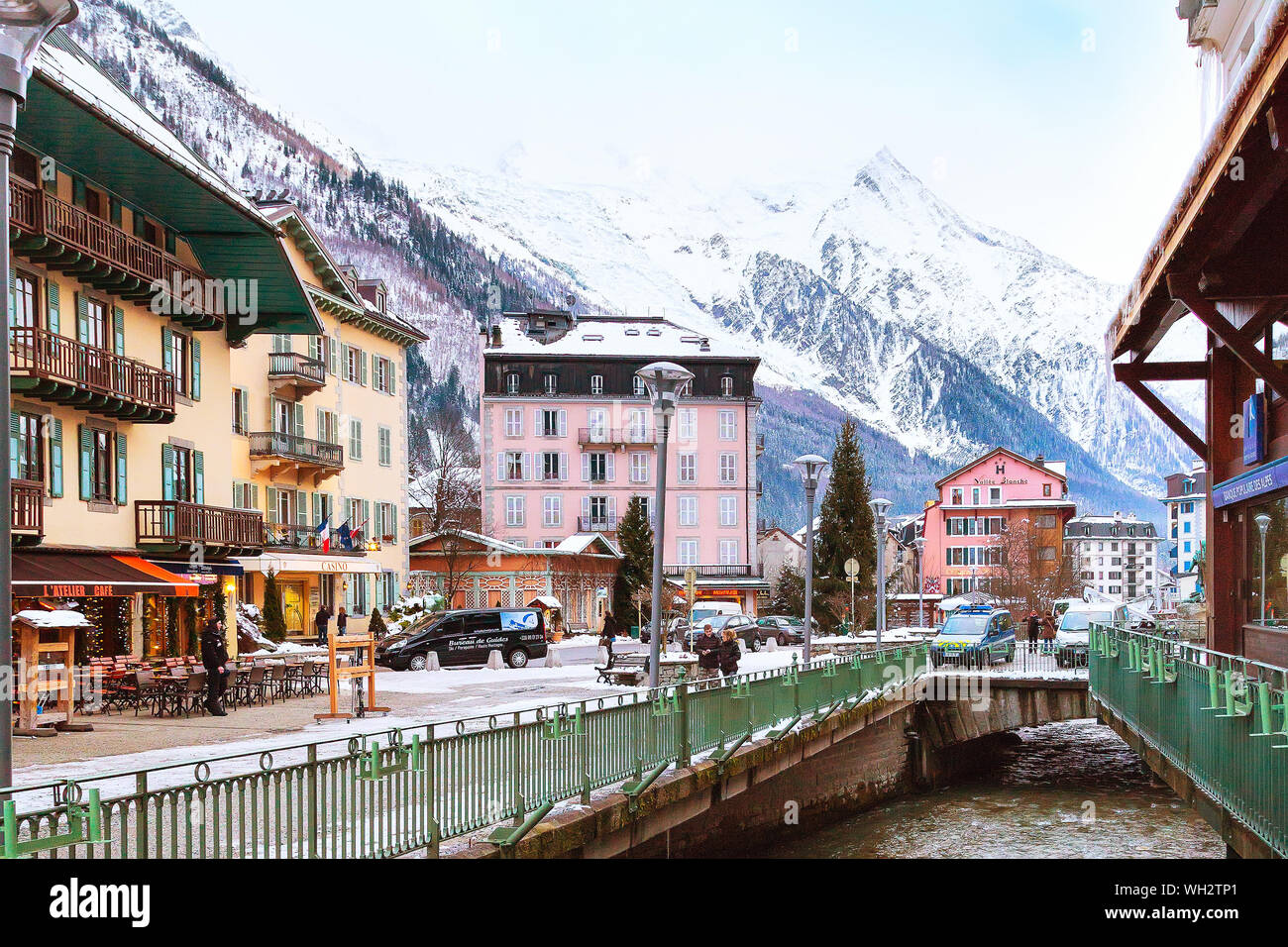 Chamonix Mont Blanc, France - le 21 janvier 2015 : Street view, rivière, maisons et personnes à pied dans le centre de Chamonix Banque D'Images