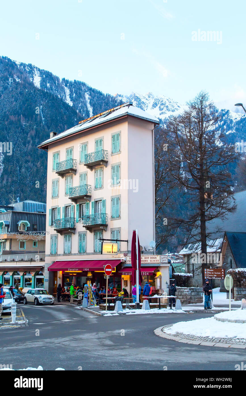 Chamonix Mont Blanc, France - le 25 janvier 2015 : chambre étroite et Street View en plus ancien centre de ski Banque D'Images