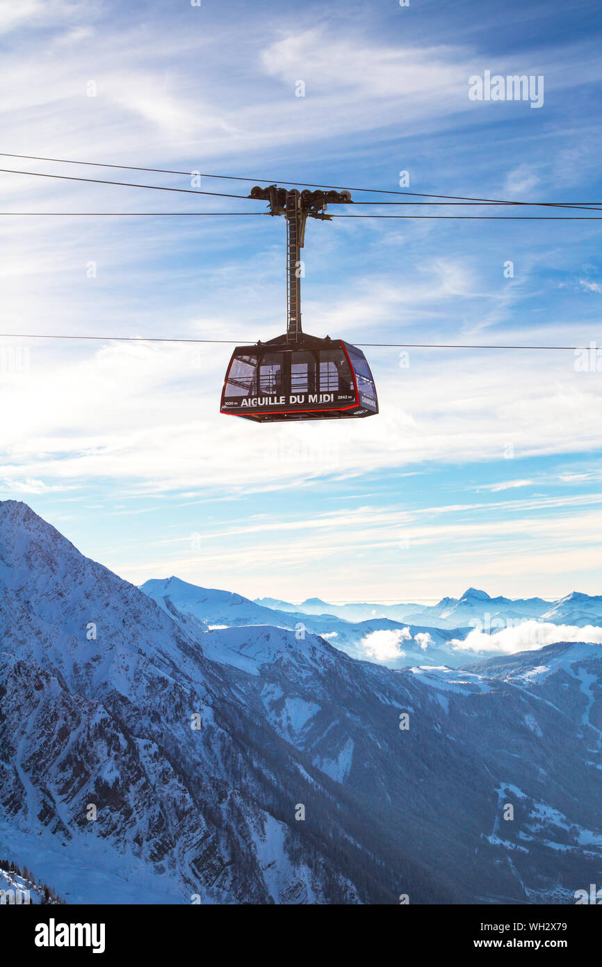 Chamonix Mont Blanc, France - 28 janvier 2015 : Cable voiture de Chamonix au sommet de l'Aiguille du Midi et les montagnes panorama Chamonix (France). Banque D'Images