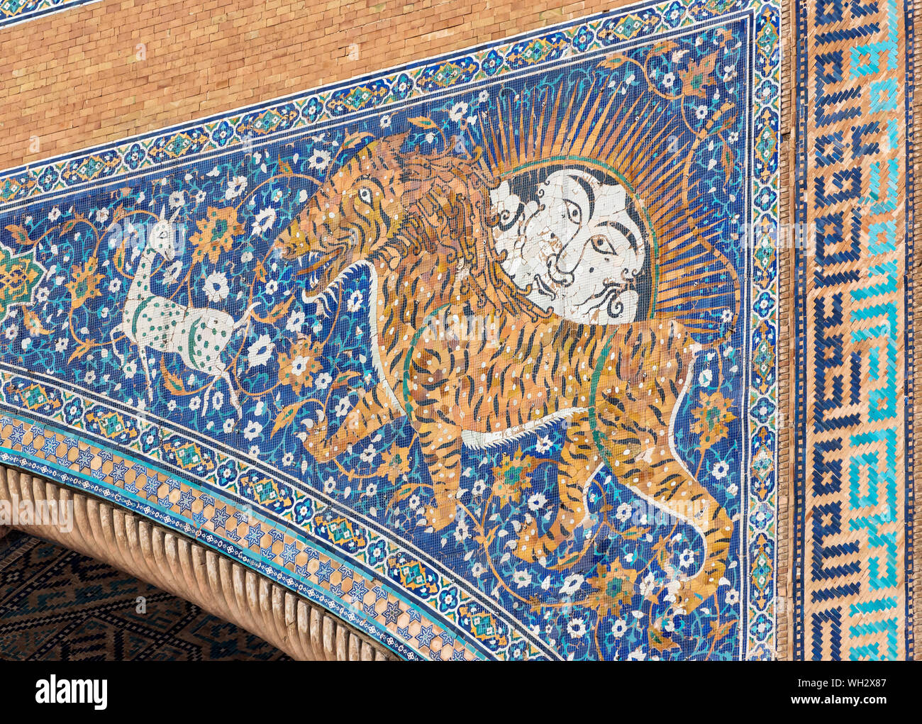 Close-up of tiger mosaic à Sher-Dor Madrasah, place du Registan, Samarkand, Ouzbékistan Banque D'Images
