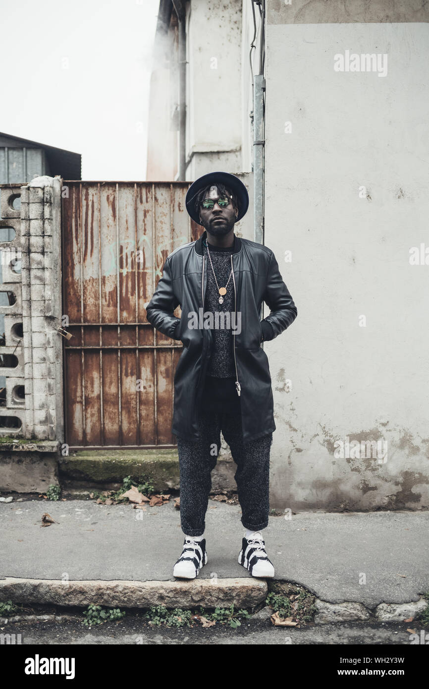 Jeune homme africain barbu posant à l'extérieur à l'écart - swag street  style, hip-hop concept Photo Stock - Alamy