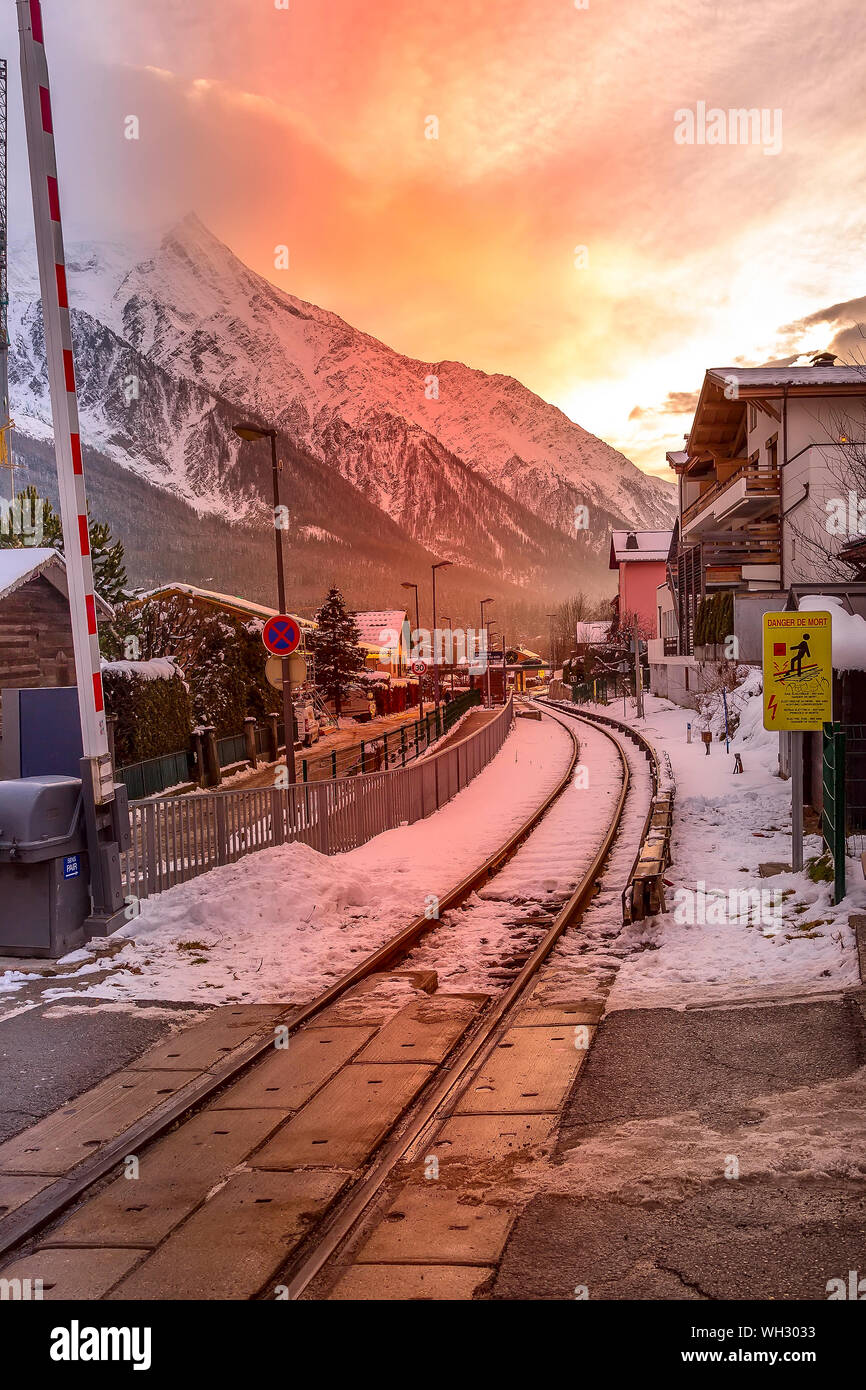 Chamonix, France - le 21 janvier 2015 : Street, les montagnes et les chemins de fer à Chamonix Mont Blanc, célèbre station de ski dans les Alpes françaises, coucher du soleil Banque D'Images