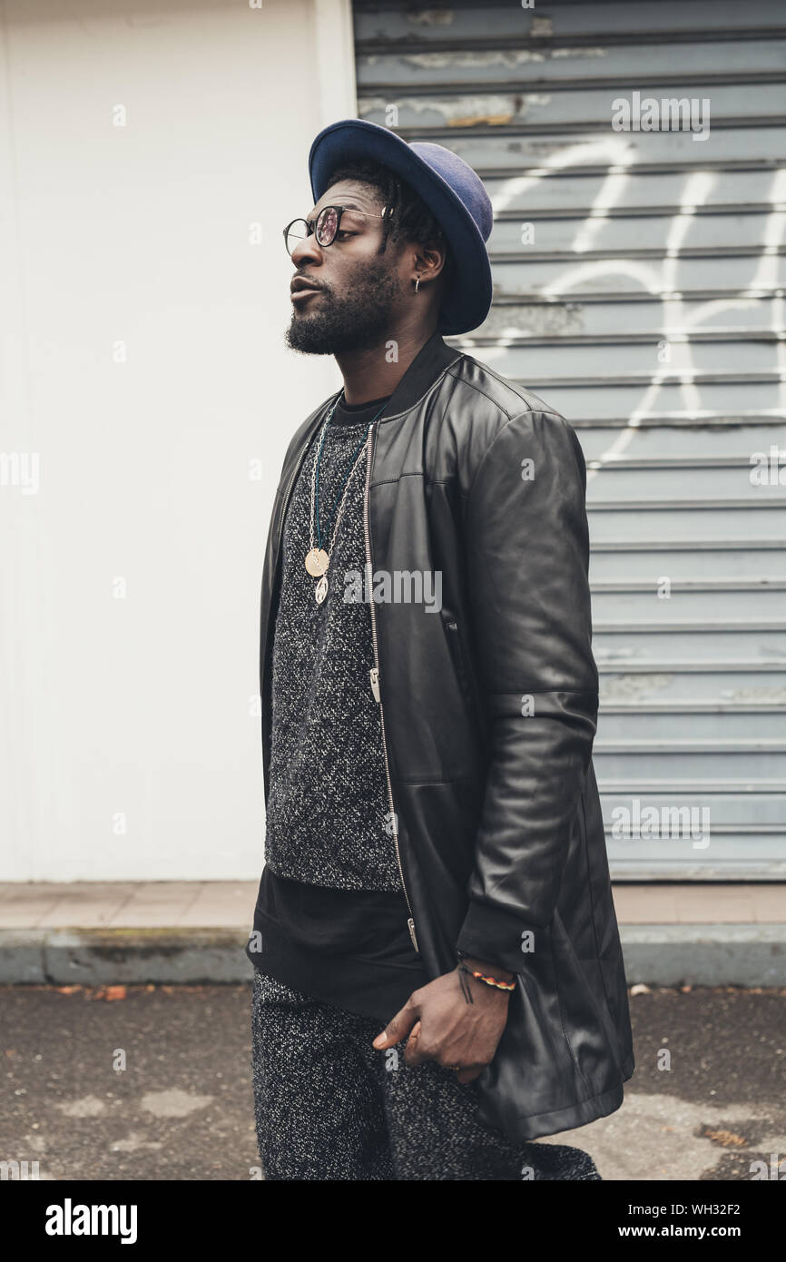 Jeune homme africain barbu posant à l'extérieur à l'écart - swag street  style, hip-hop concept Photo Stock - Alamy