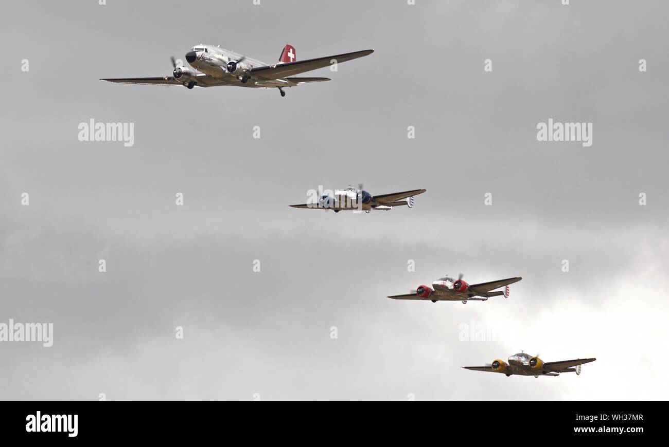 Douglas DC-3 Swissair 'N431HM' volant en formation avec 3 Beechcraft Modèle 18's au Flying Legends Airshow le 14 juillet 2019 Banque D'Images