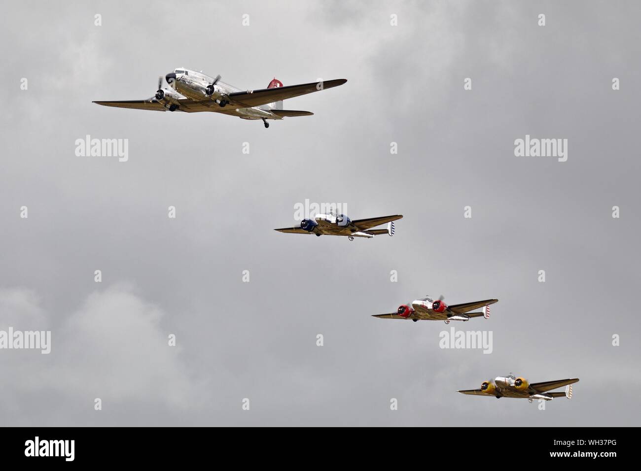 Douglas DC-3 Swissair 'N431HM' volant en formation avec 3 Beechcraft Modèle 18's au Flying Legends Airshow le 14 juillet 2019 Banque D'Images