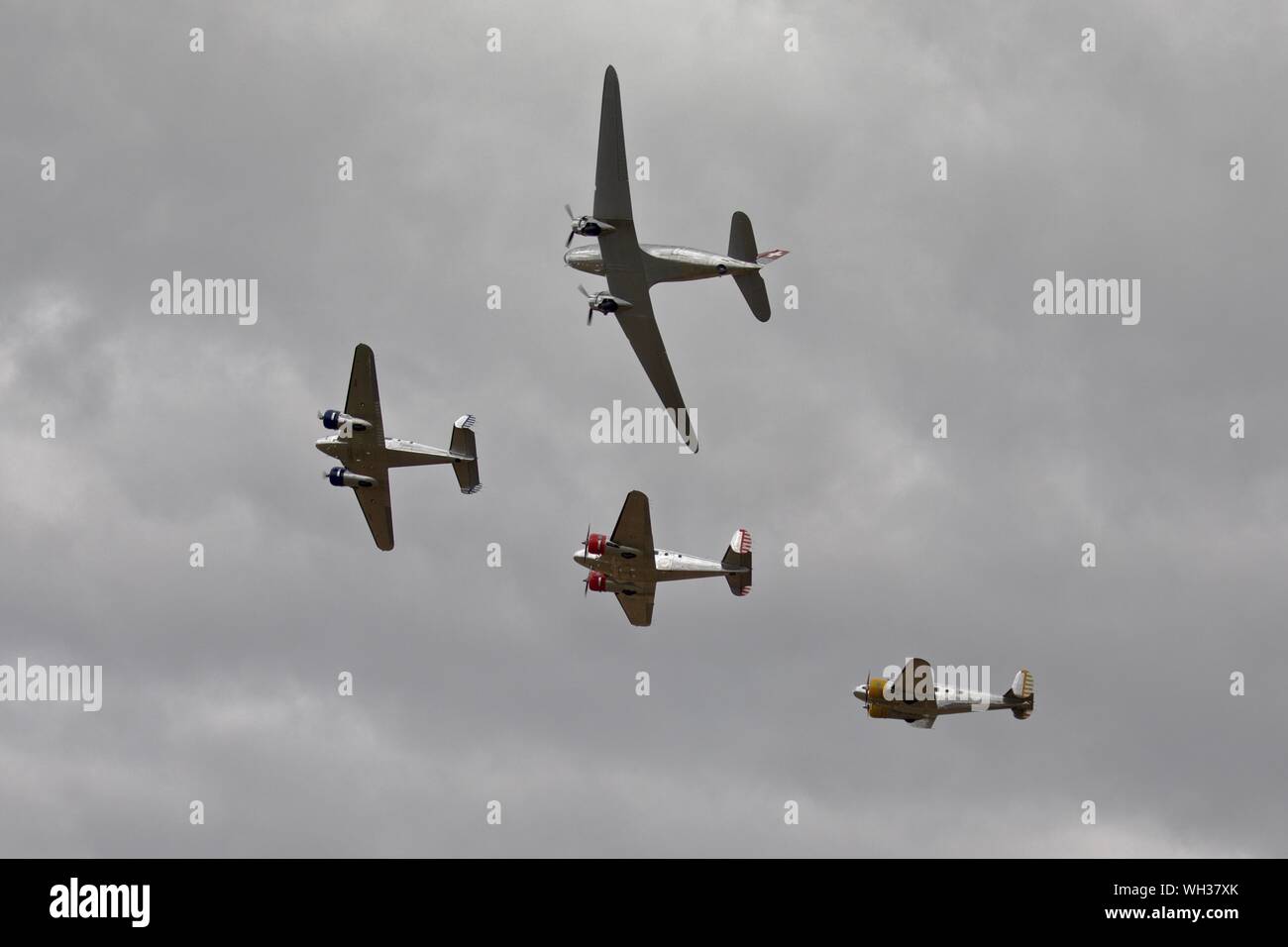 Douglas DC-3 Swissair 'N431HM' volant en formation avec 3 Beechcraft Modèle 18's au Flying Legends Airshow le 14 juillet 2019 Banque D'Images