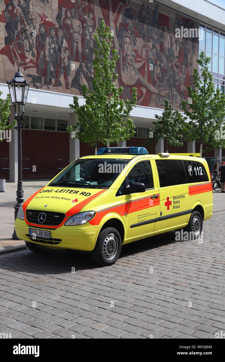 Dresde, Allemagne - 10 MAI 2018 : ambulance de la Croix Rouge Allemande (Mercedes Vito) stationné à Dresde. International Red Cross and Red Crescent a environ 17 m Banque D'Images