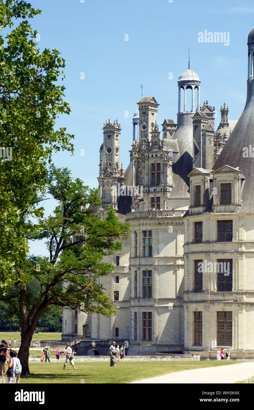 Vue latérale du château de Chambord avec les gens de Blois dans la vallée de la Loire, France Banque D'Images