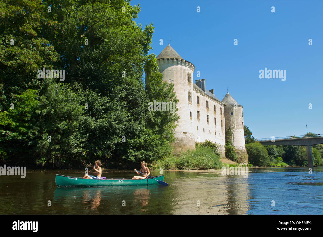 Le Château de La Guerche avec deux enfants dans un kayak sur la rivière La Creuse dans l'Indre et Loire, France Banque D'Images