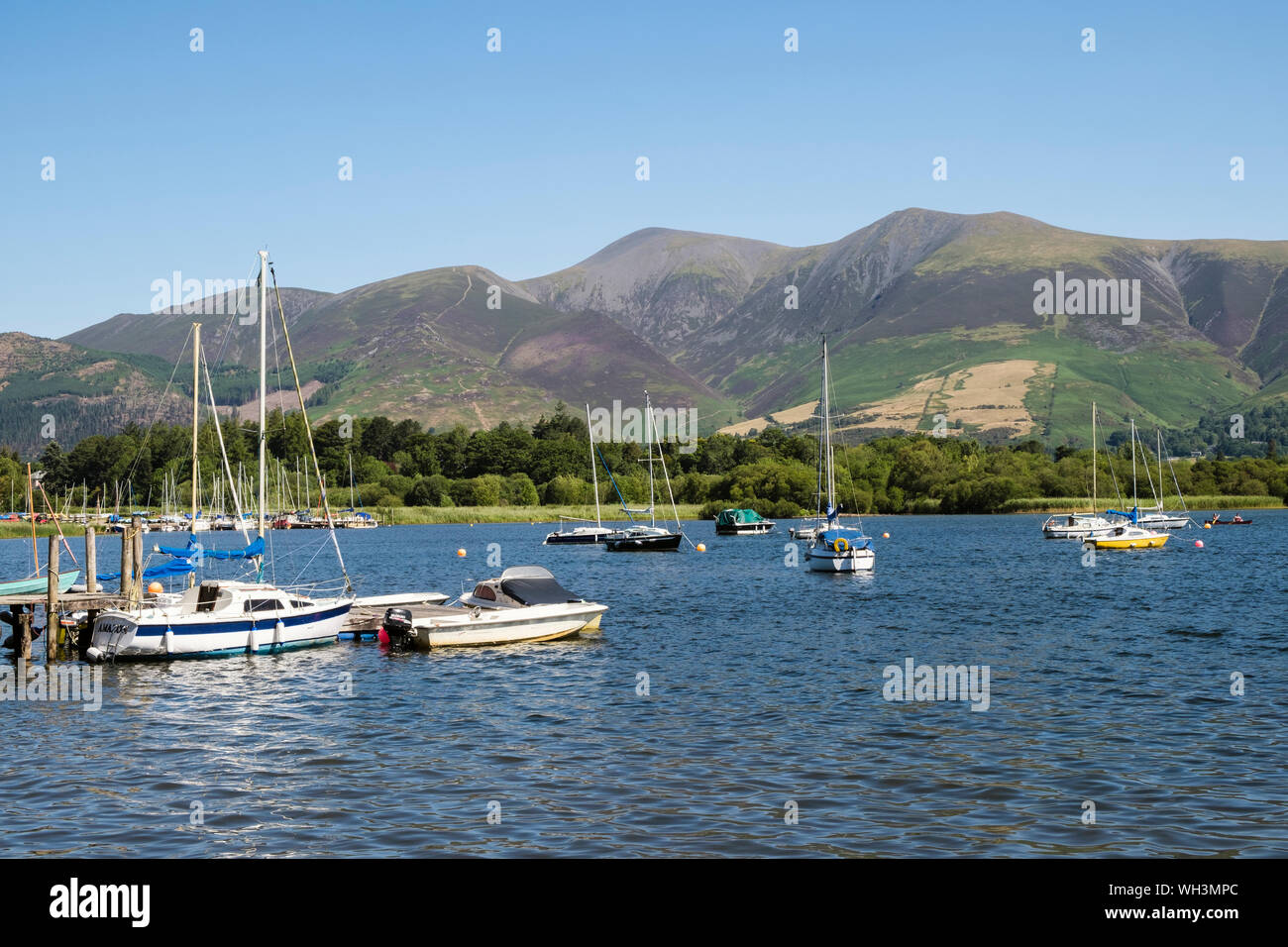 Bateaux sur Derwentwater avec la montagne Skiddaw comme toile de fond dans le parc national de Lake District. Nichol End, Keswick, Cumbria, Angleterre, Royaume-Uni, Grande-Bretagne Banque D'Images
