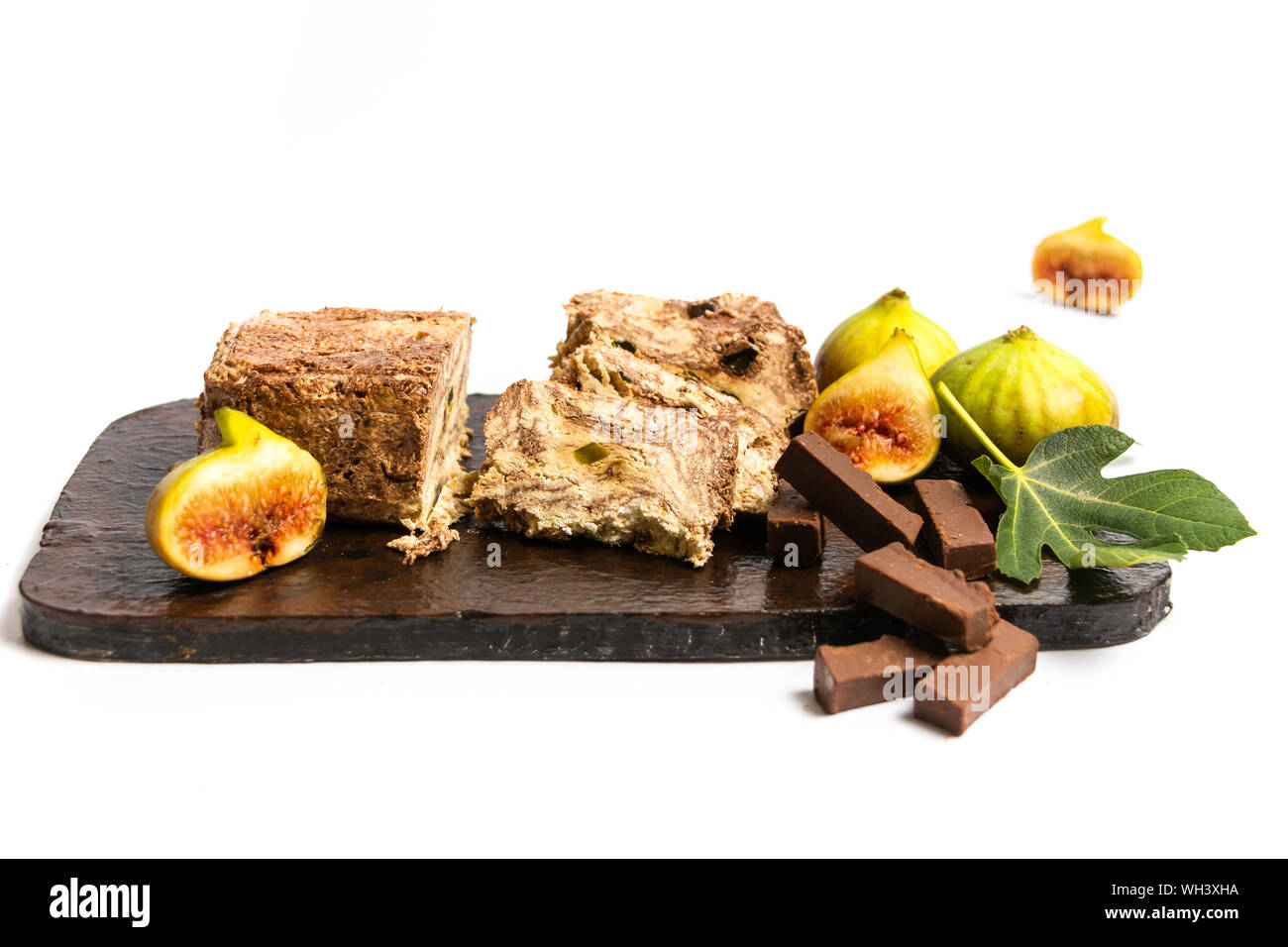 Fig dessert halva tranches sur une planche à découper isolated Banque D'Images