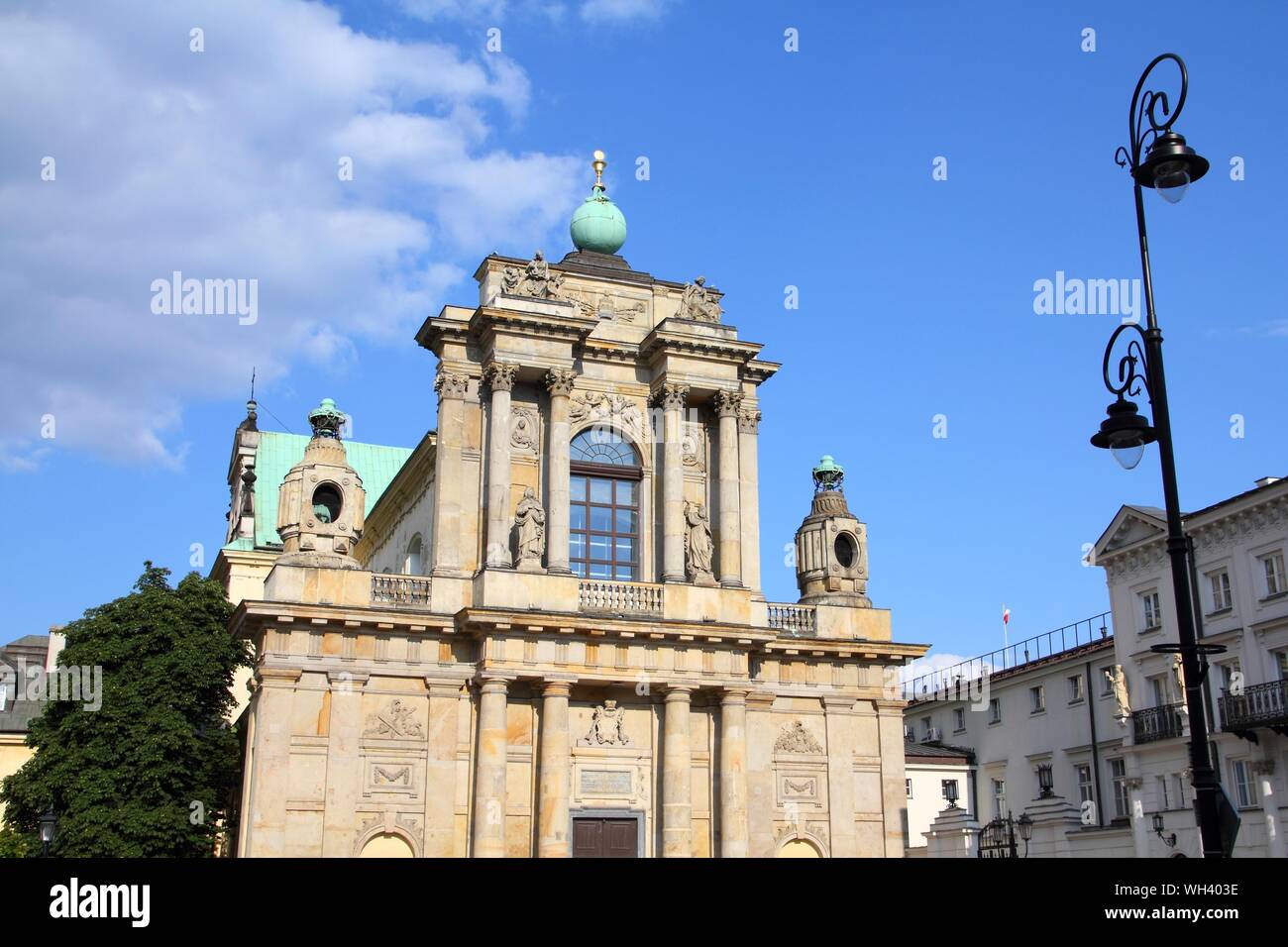 Varsovie, Pologne - église des Carmes à la célèbre rue Krakowskie Przedmiescie. L'architecture néoclassique. Banque D'Images