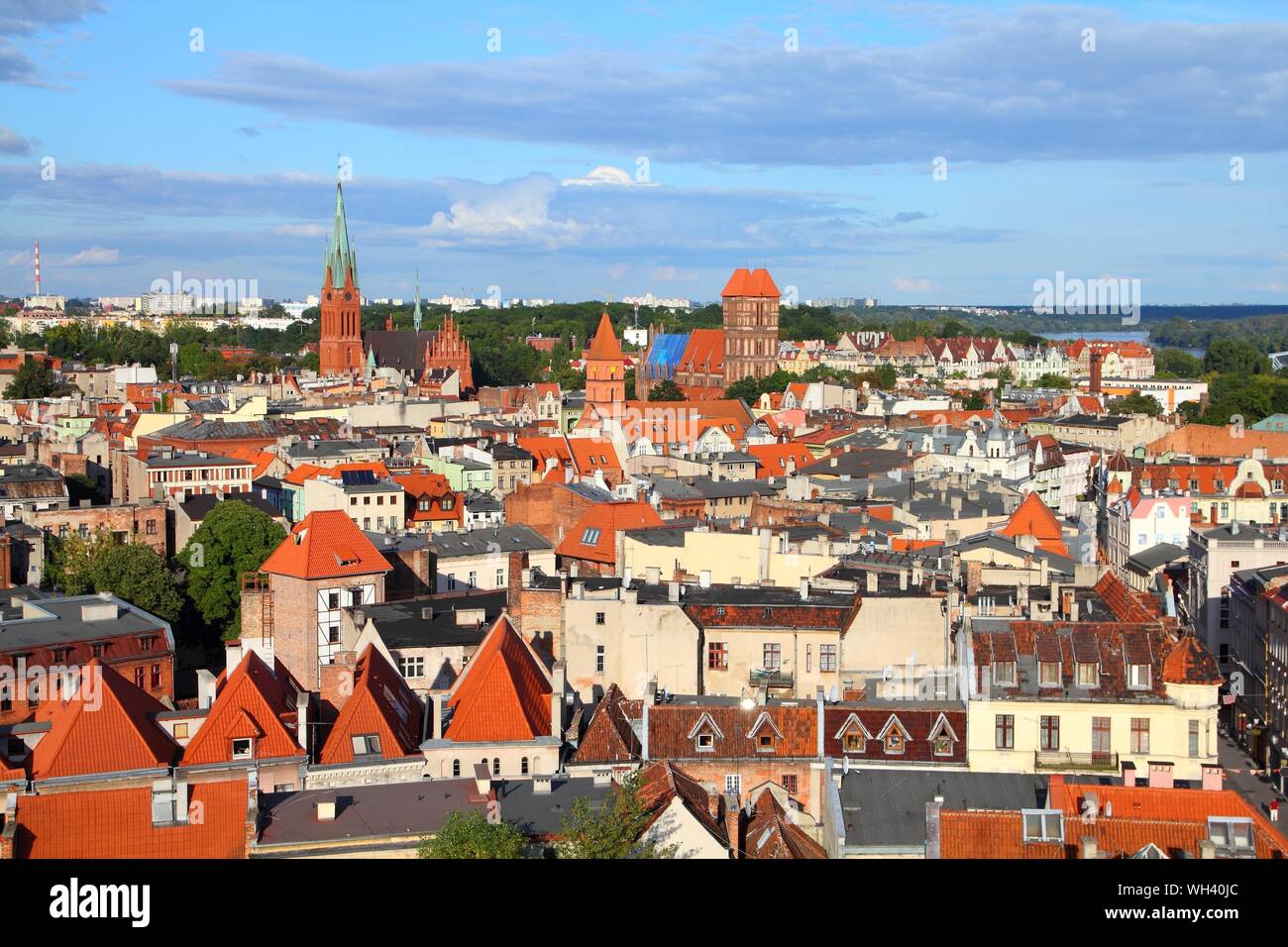 Pologne - Torun, ville divisée par la rivière Vistule entre occidentale et Kuyavia régions. Vieille ville skyline - vue aérienne de l'hôtel de ville tour. La cité médiévale Banque D'Images