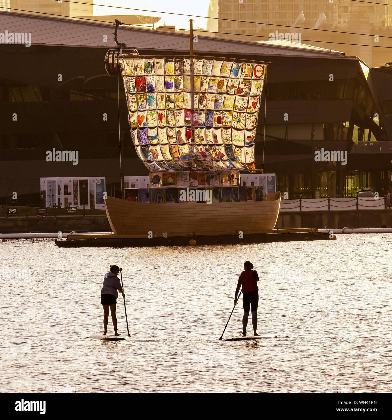 Le navire de la tolérance à la Royal Docks avec deux paddleboarders de passage. Banque D'Images