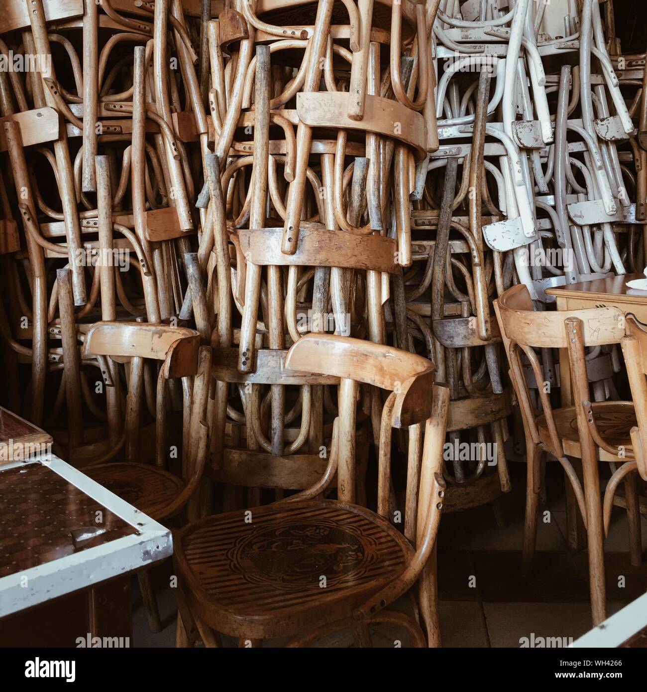 Chaises en bois empilé par Store à vendre Photo Stock - Alamy