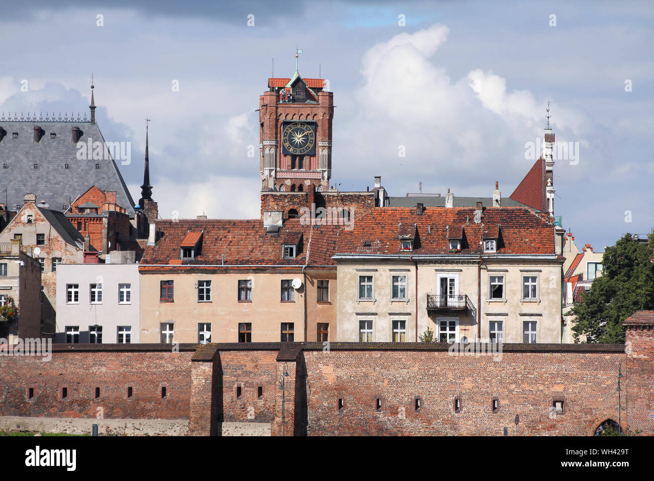 Pologne - Torun, ville divisée par la rivière Vistule entre occidentale et Kuyavia régions. Les toits de la vieille ville avec l'hôtel de ville. Banque D'Images