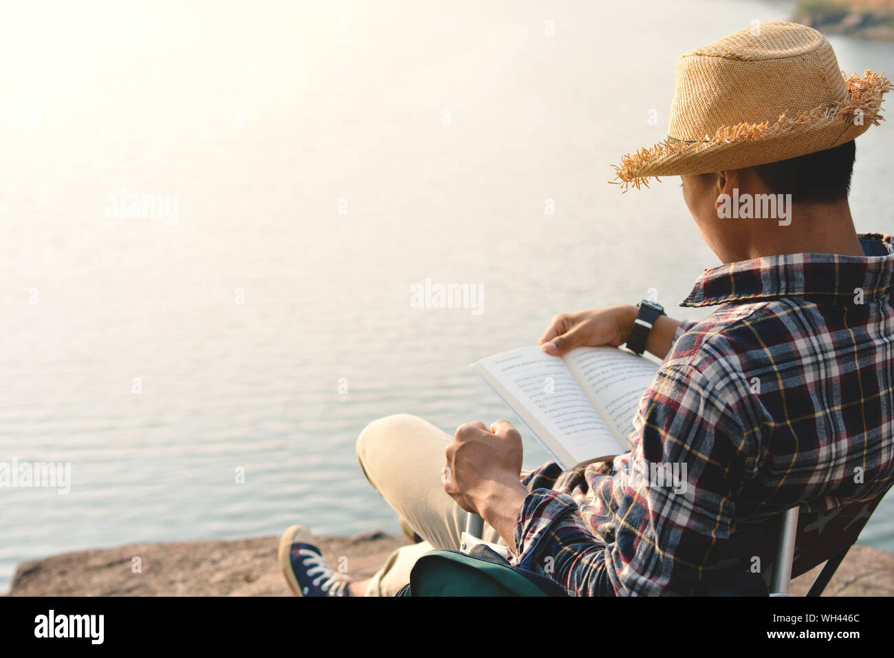 Man reading Book au Lakeshore Banque D'Images