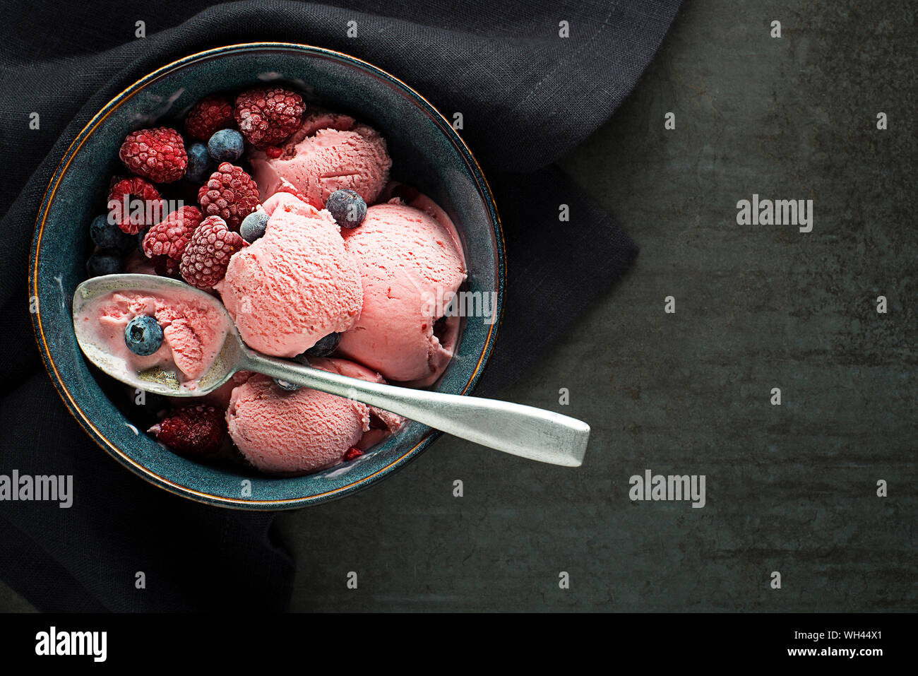 De crème glacée molle, frais ou congelé yaourt avec des saveurs de petits fruits Banque D'Images