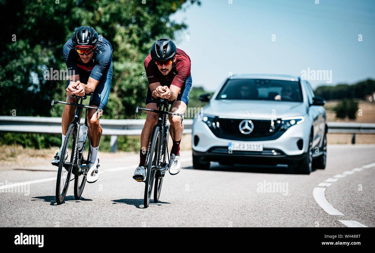 Jan Frodeno (gauche) Cyclisme/vélo avec le partenaire formation Nick Kastelein (r.) L'ambassadeur de la marque Mercedes-Benz et triathlète Jan Frodeno se prépare pour le 'J'ronman de 2020 H awaii' à Gérone, Espagne. En Gérone/Espagne l'ambassadeur de la marque Mercedes-Benz et Jan Frodeno triathlon trains pour le '2020 J'ronman awaii en H' de l'EQC Mercedes-Benz 400 4MATIC | consommation cycle mixte : 22,2 kWh/100 km | CO, -, les émissions combinées : 0 g/km dans le monde d'utilisation | Banque D'Images