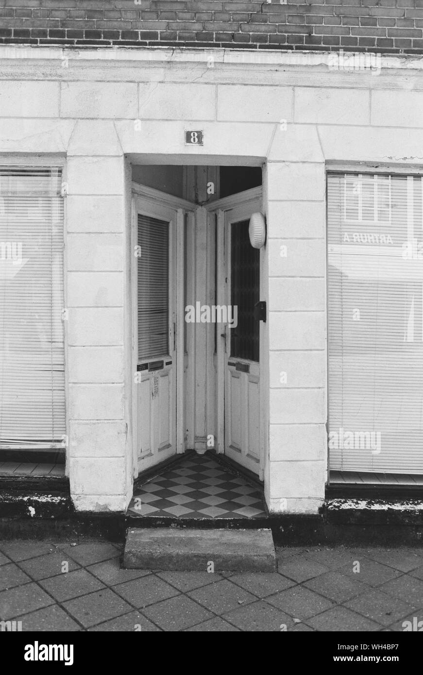 Vue verticale des portes de magasin avec fenêtres en noir et blanc Banque D'Images