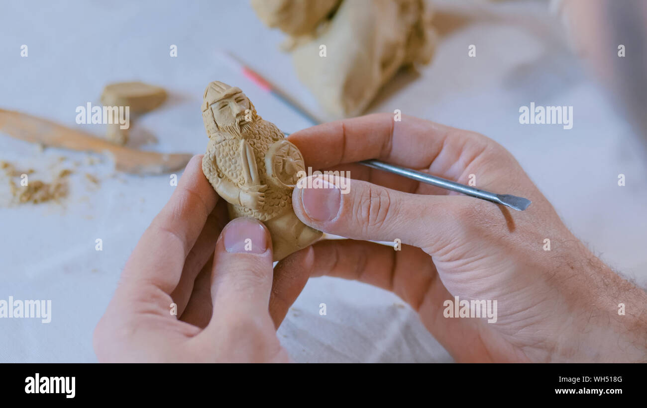 Potter faisant figure d'argile pour jeu de société Banque D'Images