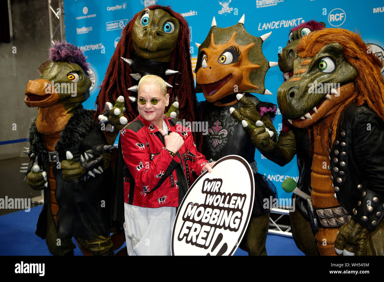 Cologne, Allemagne. Août 31, 2019. L'actrice Hella von Sinnen et le groupe Heavysaurus sont sur le point de l'événement "Wir wollen mobbingfrei ! ! - Ensemble pour les enfants forts' de la fondation 'Mobbing Stoppen ! Points forts de l'enfant' en face d'un mur de photos. Credit : Henning Kaiser/dpa/Alamy Live News Banque D'Images
