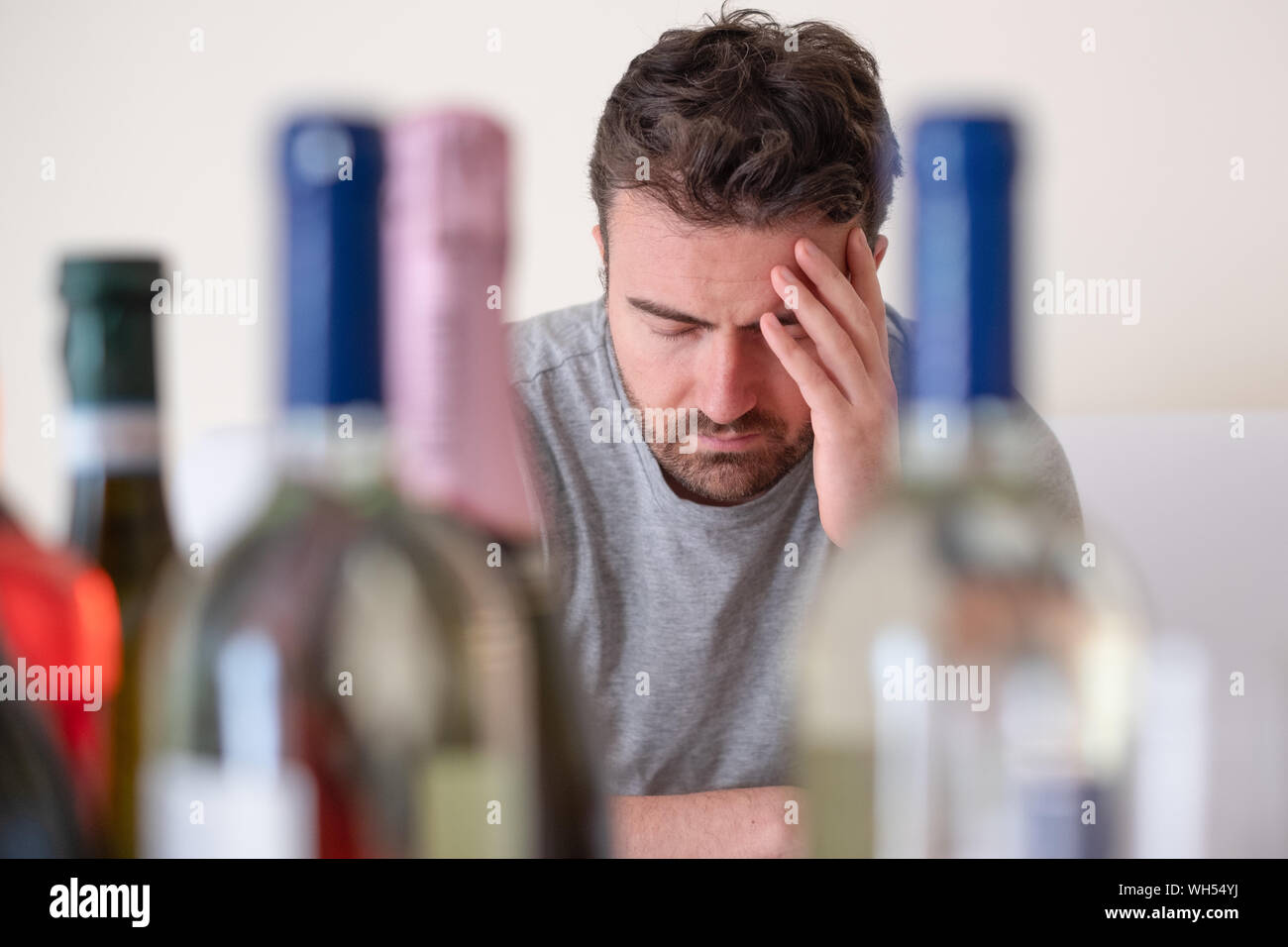 Portrait de l'homme dépendant de l'alcool seul avec bouteille Photo Stock -  Alamy