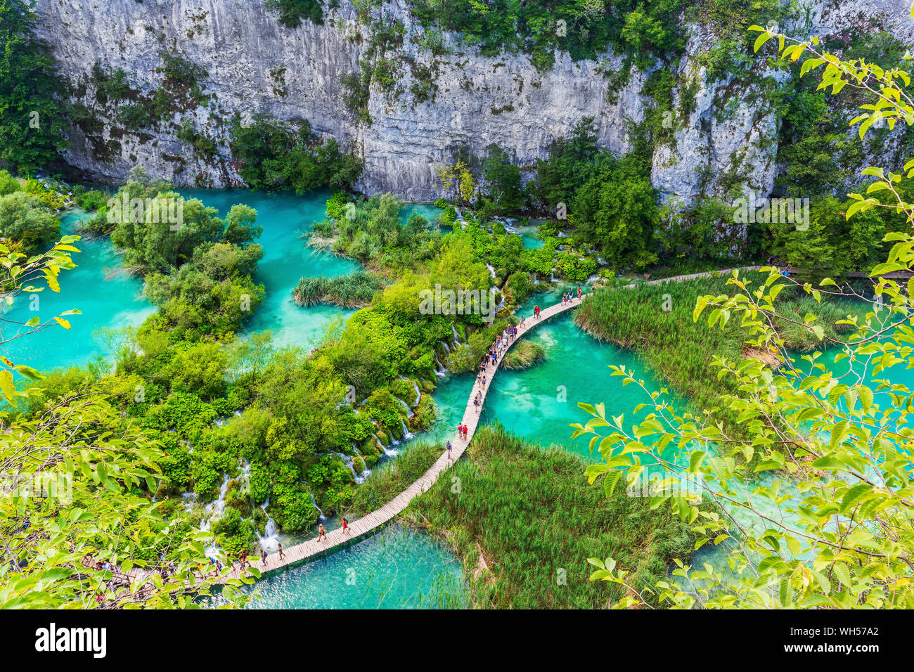 Les lacs de Plitvice, Croatie. Cascades et sentier en bois du parc national des Lacs de Plitvice. Banque D'Images