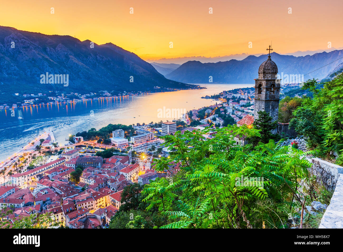 Kotor, Monténégro. Vue aérienne de la baie de Kotor et de la vieille ville au coucher du soleil. Banque D'Images