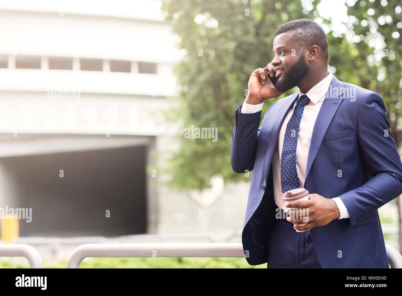 Bearded African American businessman talking on cell phone avec le client Banque D'Images