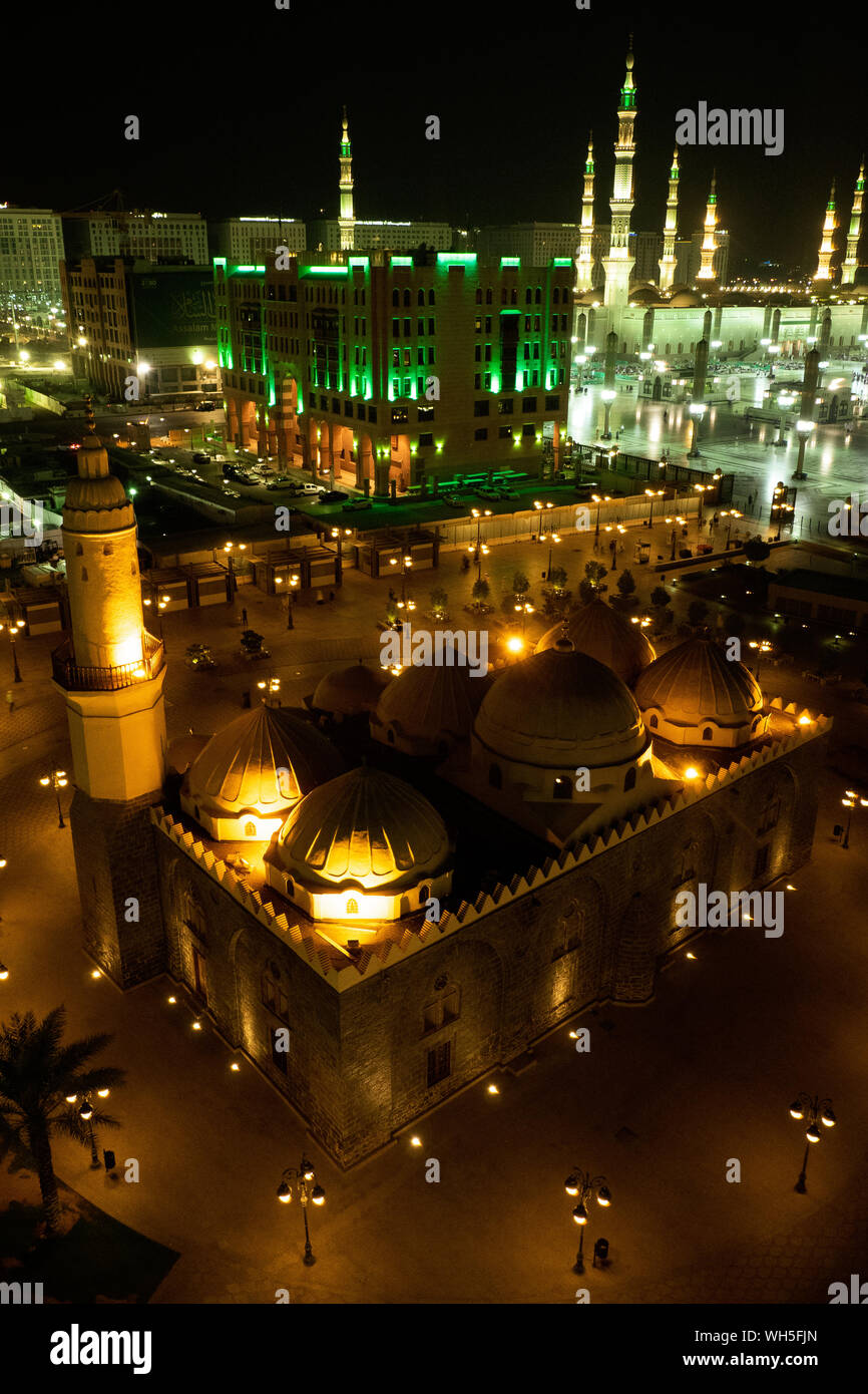 Vue de nuit de la mosquée d'Al-Ghamama avec la magnifique Mosquée Al-Masjid un-Nabawī dans la ville sainte de Médine, en Arabie Saoudite, dans l'arrière-plan Banque D'Images
