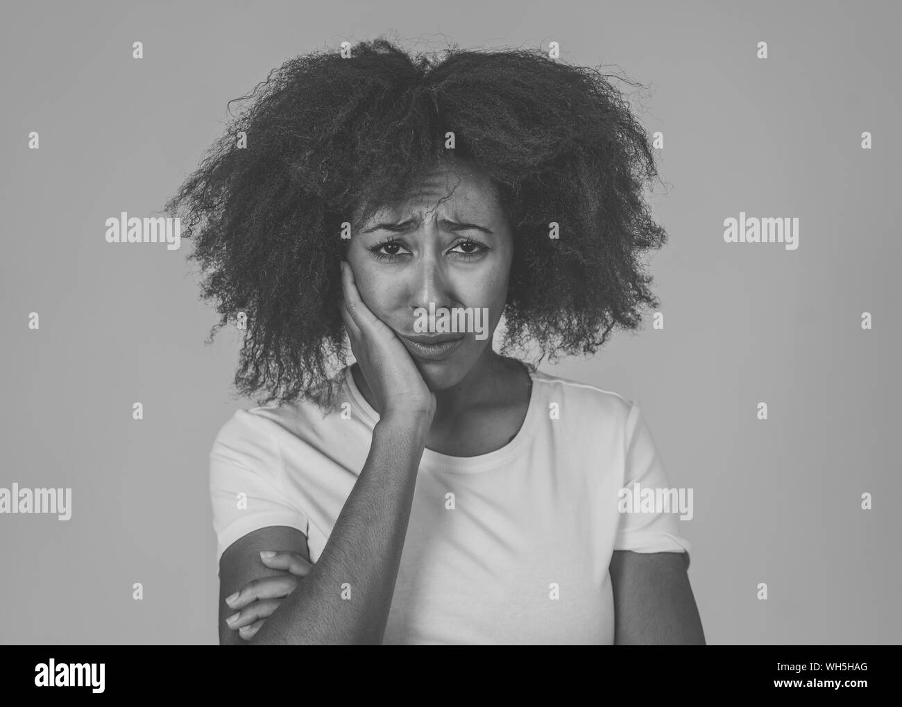 Portrait of african american woman dans la douleur avec triste et épuisé face à la concernée, inquiets et réfléchie en matière de santé mentale et d'émotions Banque D'Images