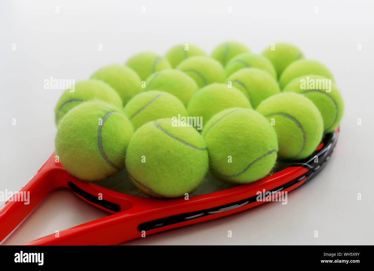 Close-up avec des balles de tennis sur table BLANCHE RAQUETTE Photo Stock -  Alamy