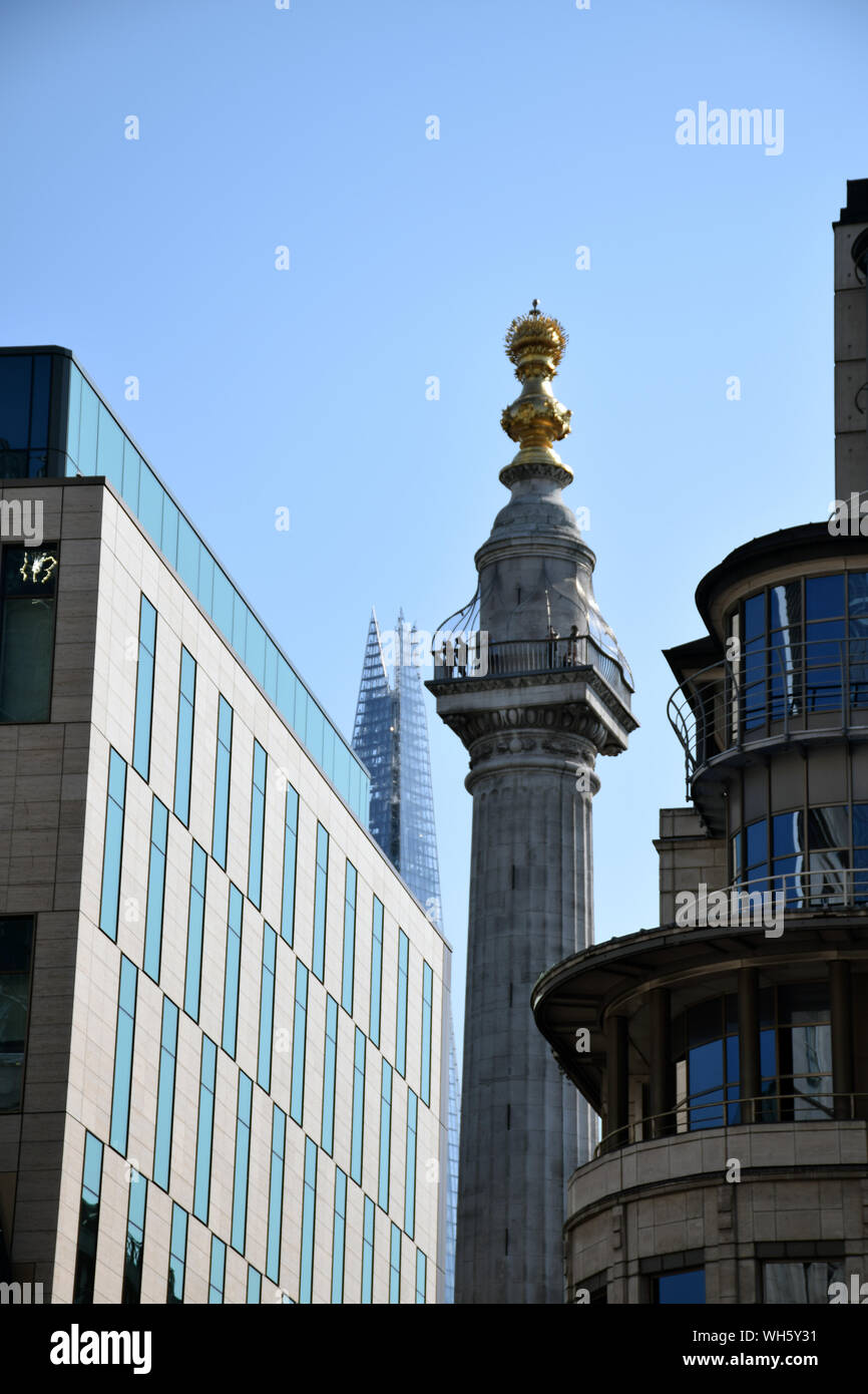 Anciennes et nouvelles - le Monument à la ville de Londres avec le Shard derrière, Londres UK Oct 2019 Banque D'Images