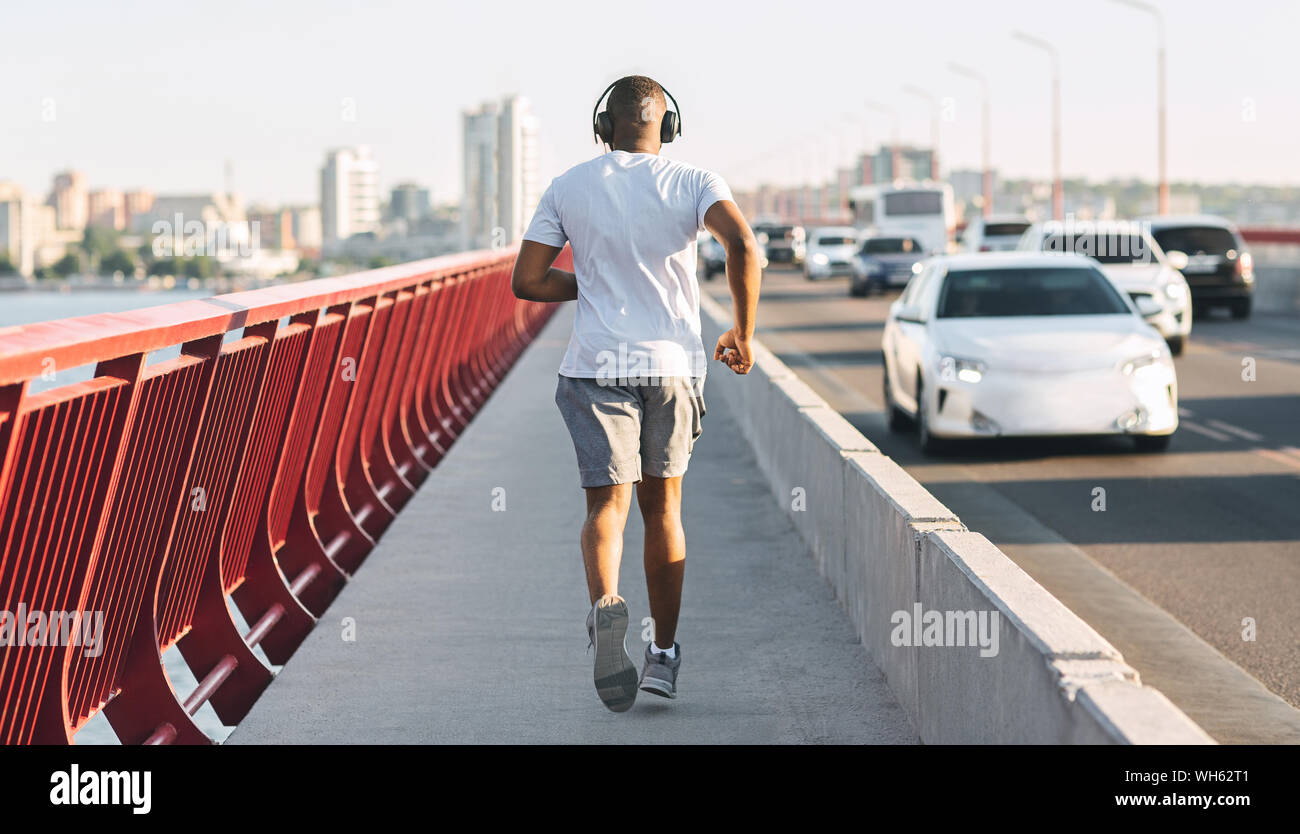 D'ailleurs bien african american guy fonctionnant en bas du pont Banque D'Images
