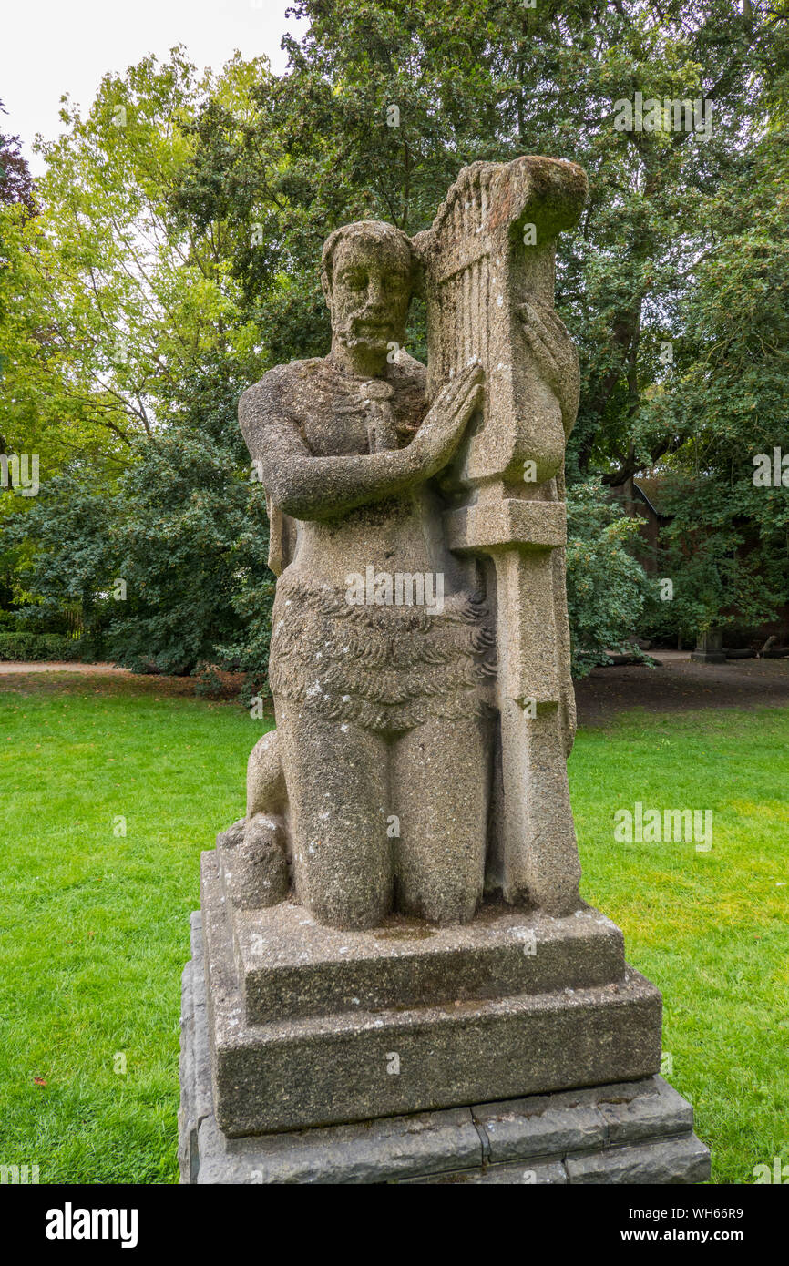 Centaur sculpture de pierre sculpteur belge Ernest Wynants dans le jardin  de fines herbes de Malines, Belgique Photo Stock - Alamy