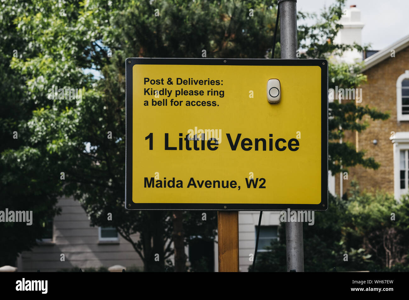 Londres, Royaume-Uni - 18 juillet 2019 : signe de nom de rue, d'une cloche et l'exécution des instructions pour un bateau amarré dans la Petite Venise, Londres, un quartier tranquille de la ville Banque D'Images