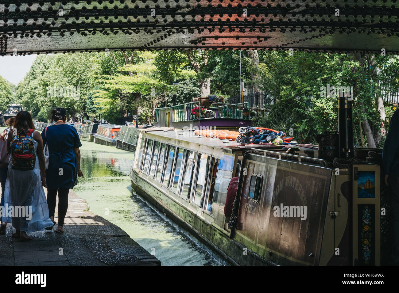 Londres, Royaume-Uni - 18 juillet 2019 : les gens et excursion en bateau passant sous le pont de Regents Canal dans la Petite Venise, Londres, un quartier tranquille de la ville où Banque D'Images