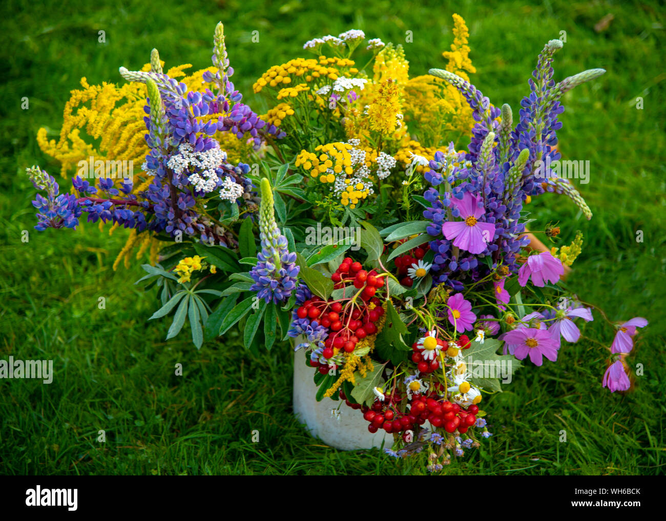 Joyeux automne lumineux bouquet de fleurs sauvages et de jardin Banque D'Images