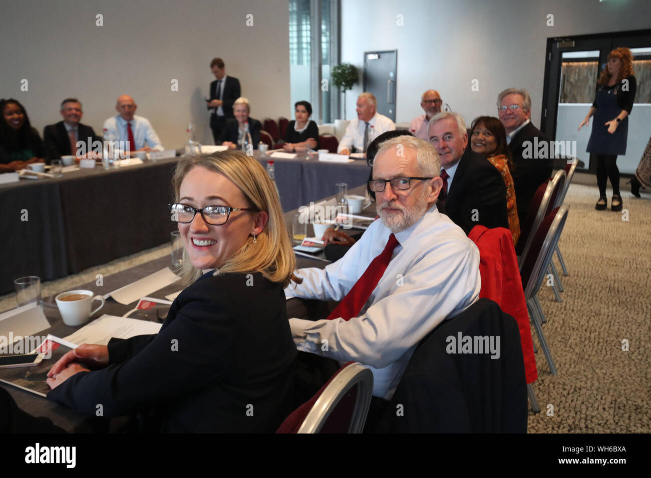 Leader du travail Jeremy Corbyn (deuxième à gauche) avec les membres de son cabinet fantôme dans le théâtre Lowry dans la région de Salford Quays, Manchester lors d'une réunion du cabinet fantôme. Banque D'Images