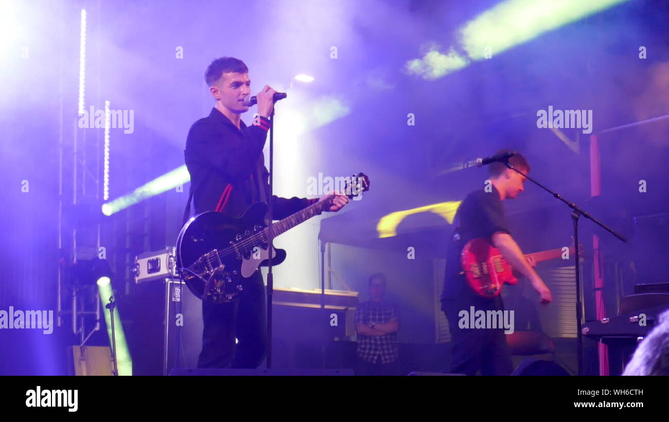 Los Angeles, Californie, USA 1er septembre 2019 chanteurs/musiciens Alex Greenwald et Sam Farrar de Phantom Planet se produit en concert à "made in LA' Festival le 1 septembre 2019 au Golden Road Brewing à Los Angeles, Californie, USA. Photo de Barry King/Alamy Live News Banque D'Images